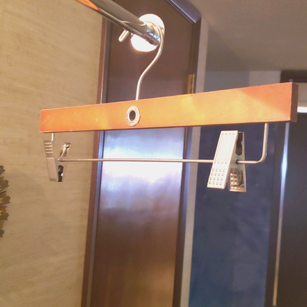 Wood Hangars / Ganchos para colgar ropa